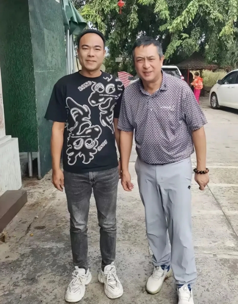 最近偶遇张嘉译，发现他腰弯得厉害，两鬓也斑白了，整个人看起来老了不少。真让人感慨