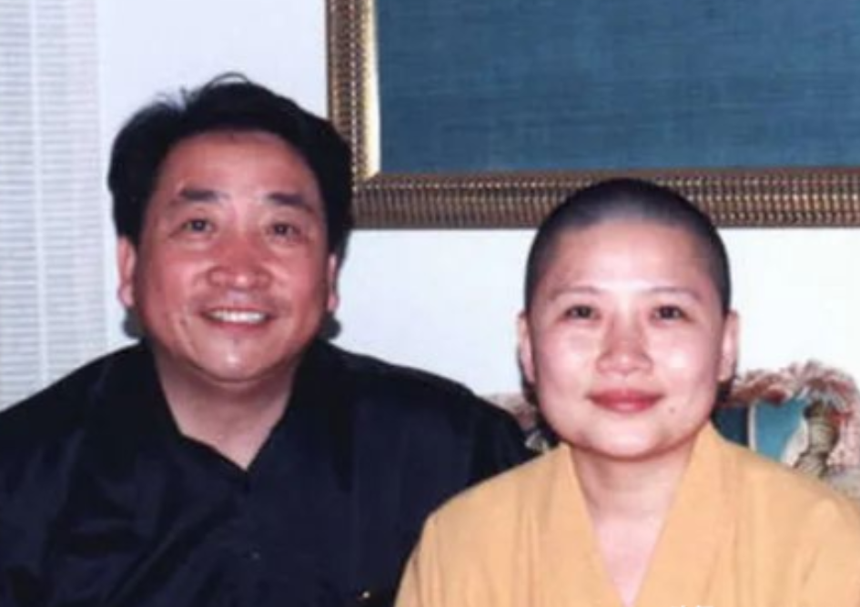我不是出家，我是回家了！2000年，姜昆在国外偶遇已经出家的李娜，出于好奇，姜昆
