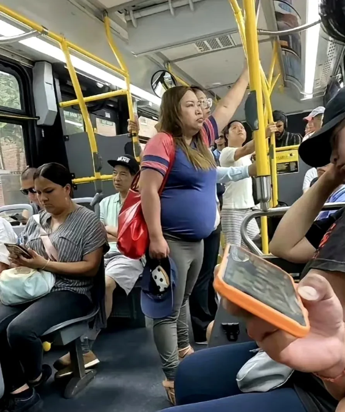 这是凤姐目前在美国的生活状态，有几点让我感到很惊讶：
1. 凤姐身高只有1.46