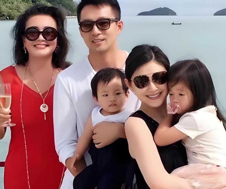 台媒报道大S子女监护权移交汪小菲。
 
早就应该随父亲在北京生活了，大S以前太强