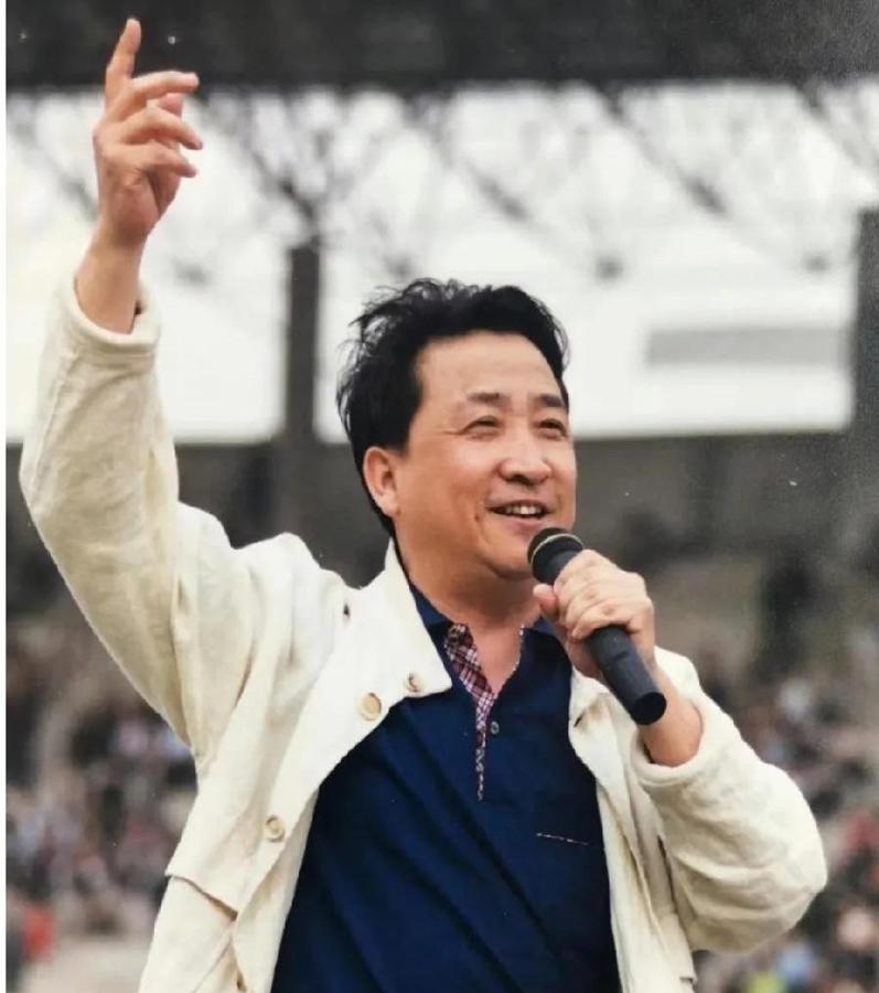 姜昆，74岁，妻子李静民73岁，近日在亲友面前哭诉：

最放不下的就是45岁独生