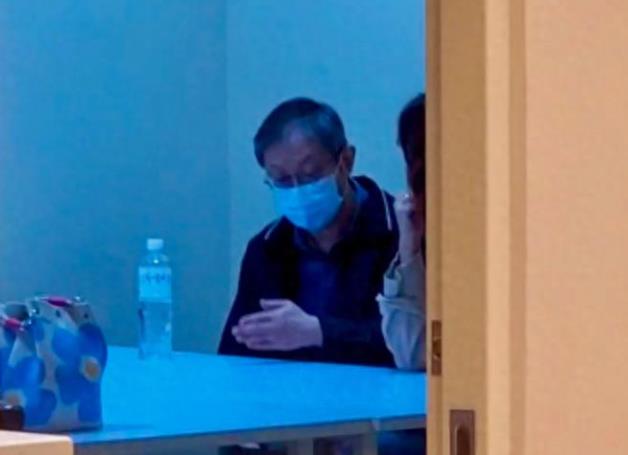 是琼瑶把皇冠救活了，养活了平鑫涛的前妻孩子，琼瑶生前被他们一家人骂惨了，还给他们