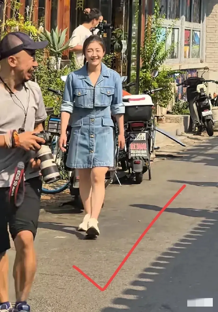 越来越喜欢陈梦了，她在人群中那么普通，在赛场上那么出色！

陈梦自己走在大街上，