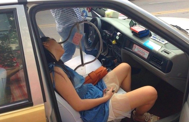 “这名的哥火了！”广东广州，一醉酒女子搭乘出租车，全程都在沉睡。到达目的地后，司