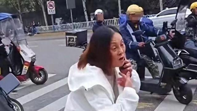 女子暴打外卖员后续：外卖员含泪发声，赔偿金惹争议，黄某事大了