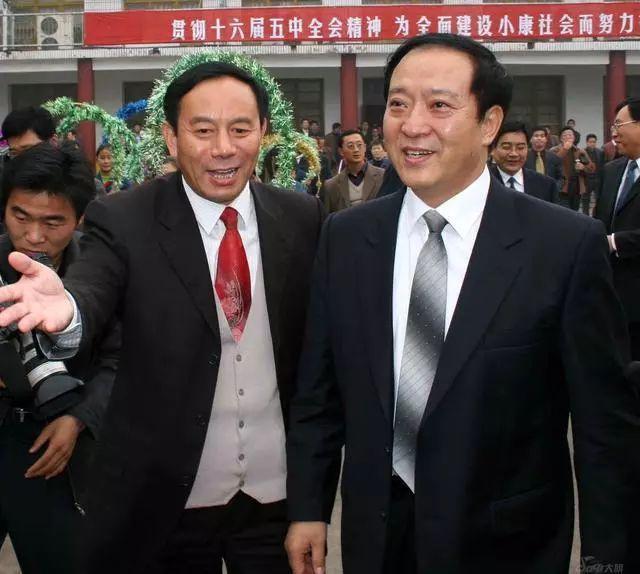 2005年，牛群败走蒙城，混得那叫一个惨。为了躲小报记者，他连家都不敢回，天天在