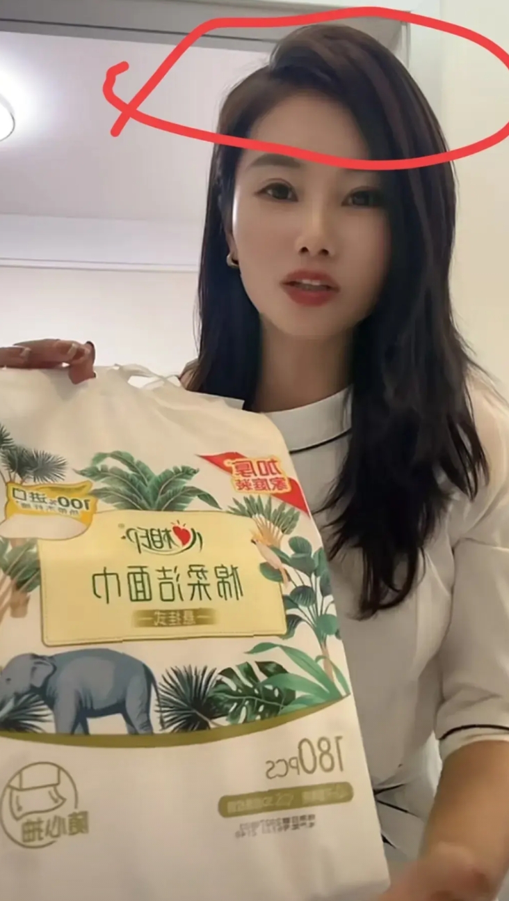 大家总说杨妞花长的五官美丽
老实说她的发型才是王炸
大家觉得妞花这样的发型是不是