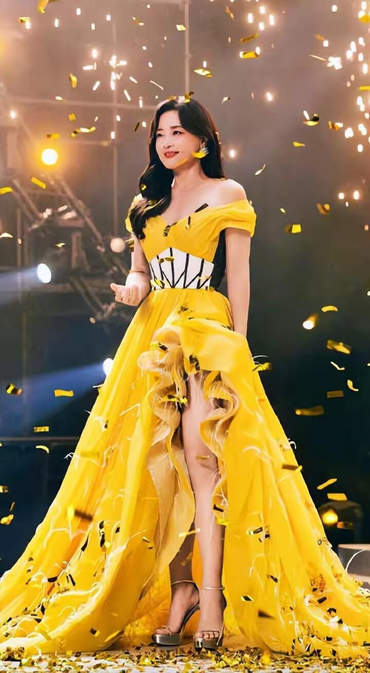 贾玲双提名百花奖，能否打破女导演的天花板