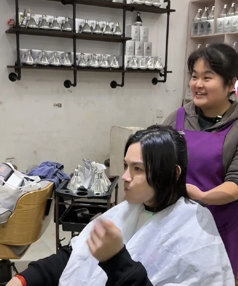 向左来晓华理发店剪头，晓华边理发边和向左聊天，晓华把剪掉的头发给向佐看，

向左