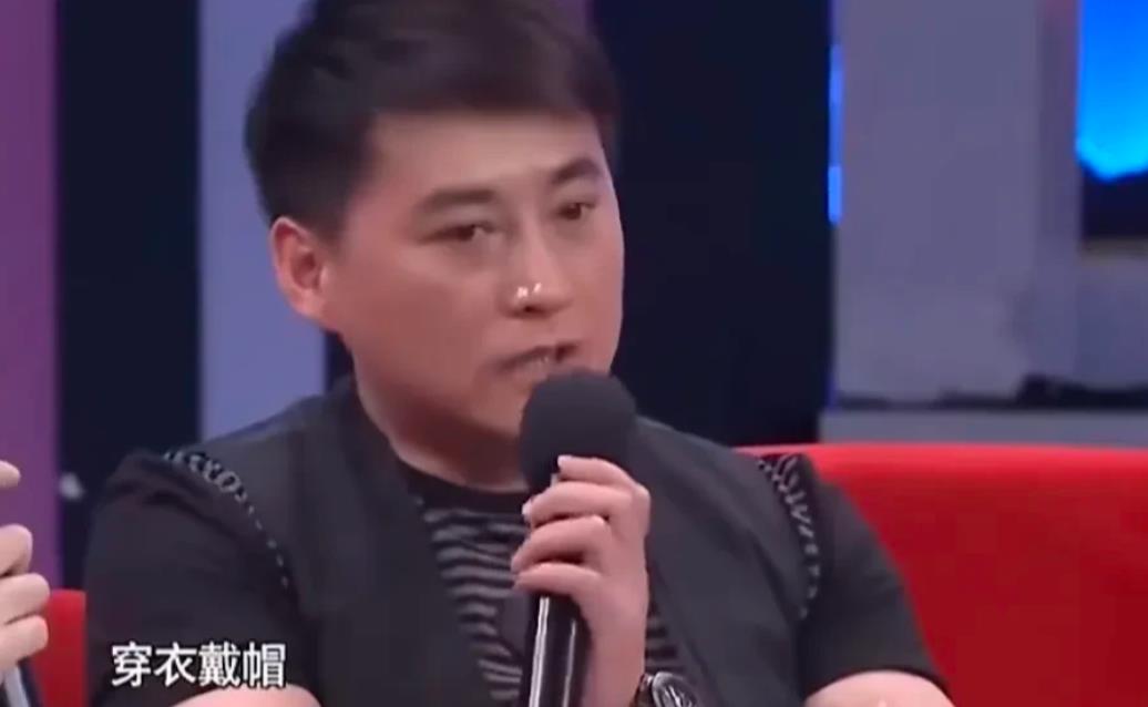 演员刘小锋说：“于和伟很多事都很讲究，比如穿衣戴帽，有的时候，来不及梳头了，就戴