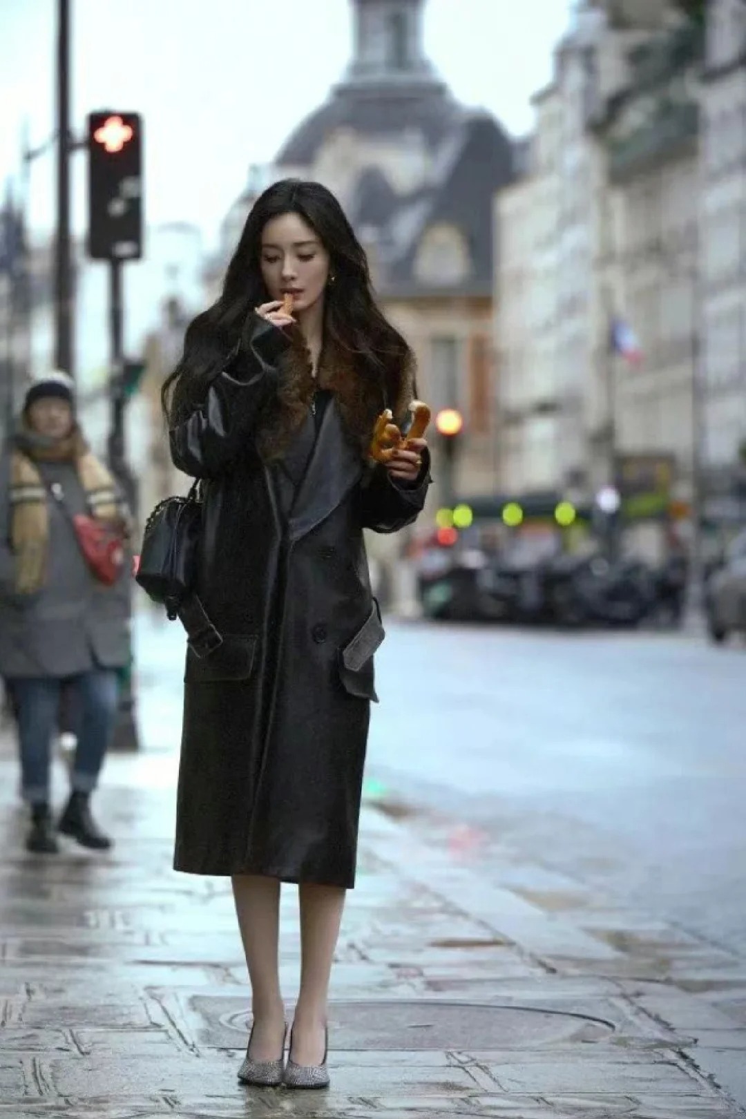 🇩🇪无法理解国人对碱水纽结面包🥨的执念
站在时尚之都的街头，不去拿法棍🥖