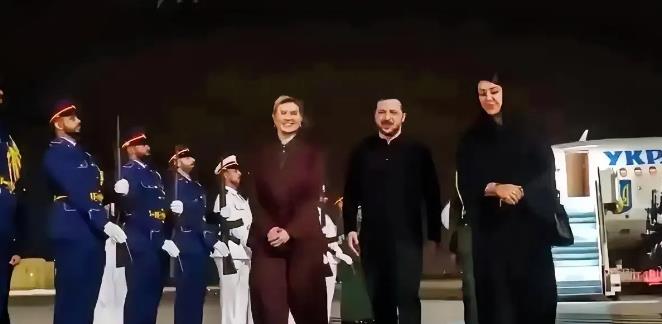 这动作也太快了，令人遐思！

2月16日夜晚，泽连斯基携夫人突然抵达阿联酋进行访