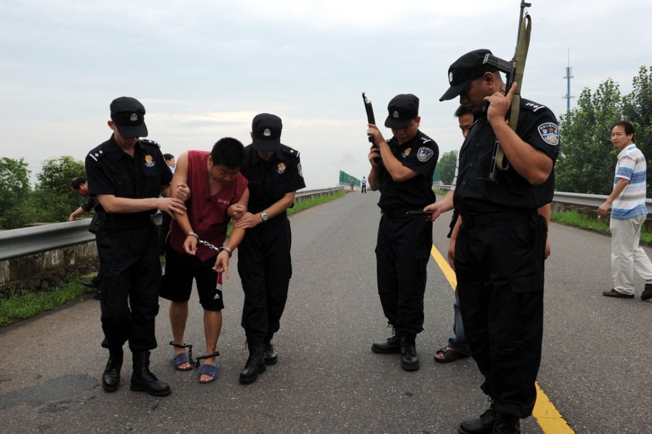 2010年，被带到刑场上的胡益华