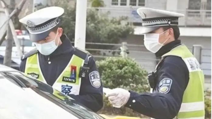 刚提新车就被扣3分，车主怒怼交警：出厂自带的，凭什么罚我？