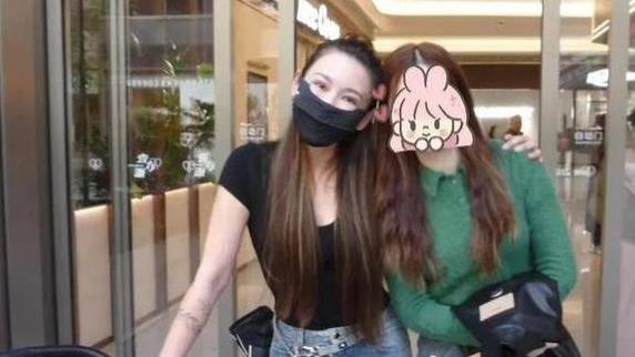 观众爆料刘爽请杨子吃饭，开了一瓶29万的红酒，葛夕双眼皮变化大