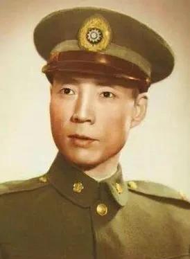 1947年，杜月笙包场大戏院，淞沪警备司令宣铁吾带着姨太太入场时，杜门子弟无人理