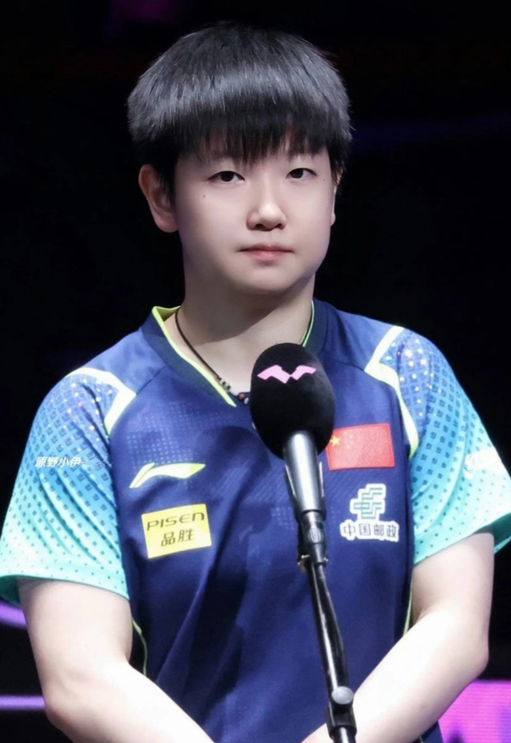 孙颖莎在以3-0战胜娜塔莉亚·巴约后接受了采访：

“今天是我的第一场比赛，也是