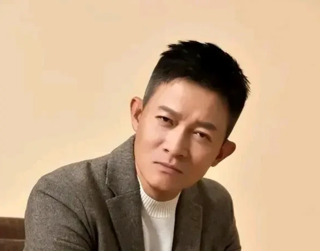 演员杨志刚说：上中专时，看了一部戏，《过把瘾》，王志文给了我很大的冲击，因为在那