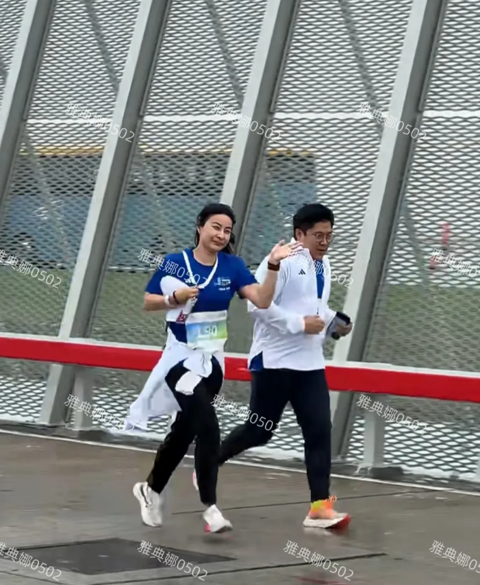 郭晶晶霍启刚一起参加香港马拉松!
霍启刚身材比较胖跑起来比较吃力，咬紧牙关紧跟老