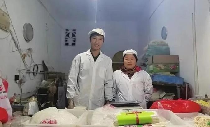 老人手绘纸币买面 九年面店老板认账

                     