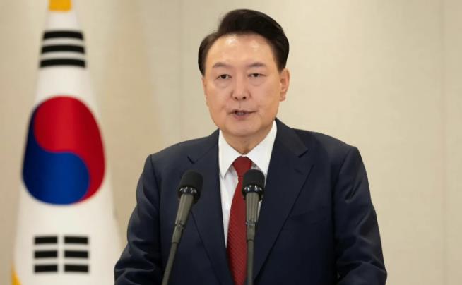 重磅消息！韩国检方向总统尹锡悦下达传唤通知之后，尹锡悦强硬表态拒绝到案，目前，韩