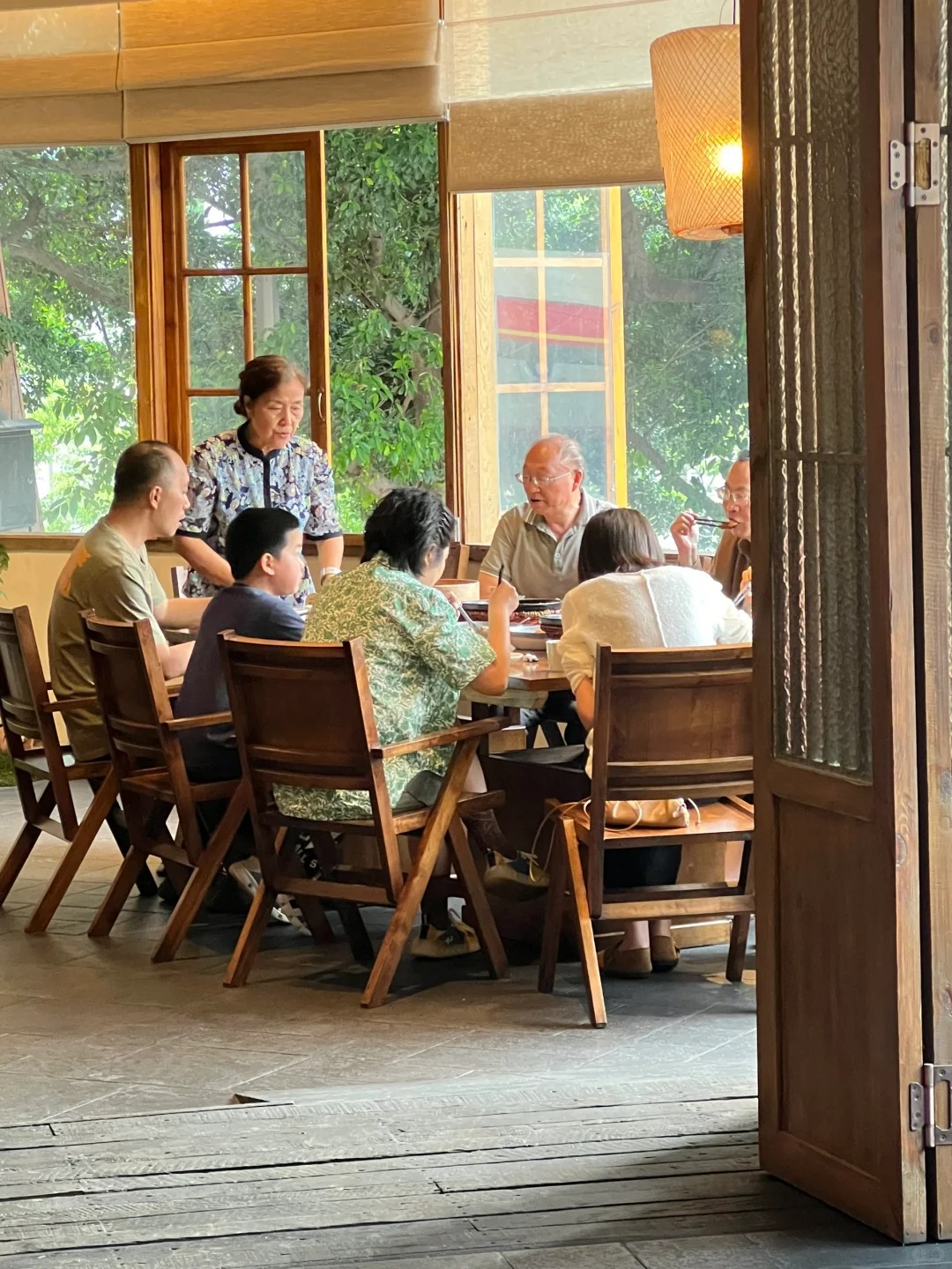 一桌瓜p客人，坐个大厅坤有钱人，吃几百块钱的菜，摆最大的谱。商家慎防！！