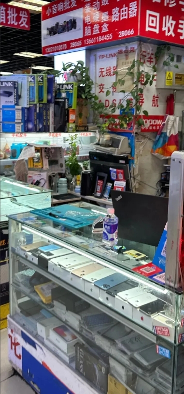 陕西西安，一男子在某品牌手机店购买手机时，发现新买的手机竟然是翻新机。男子认为商