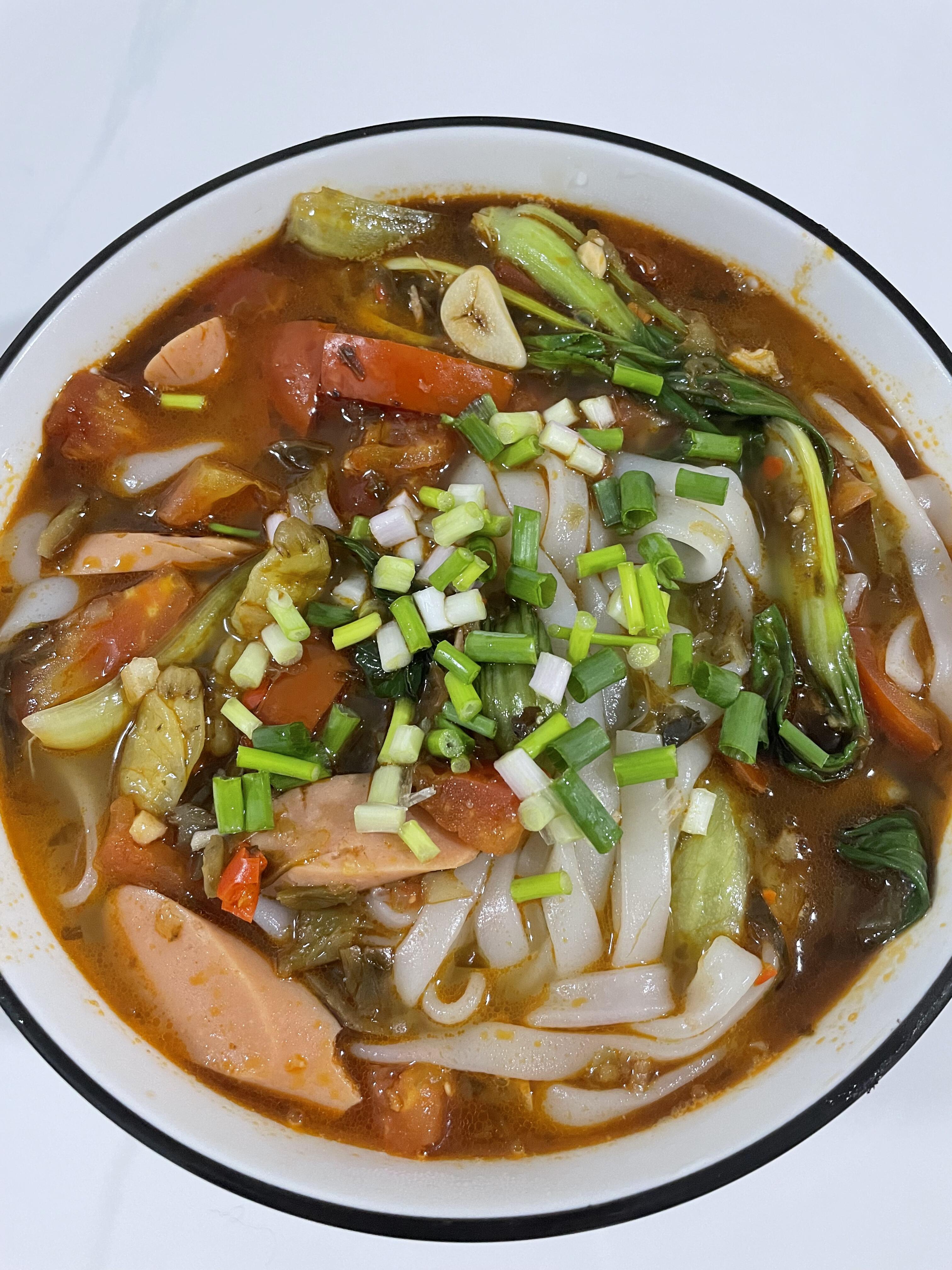 巨巨好吃的酸汤河粉，开胃爽口，河粉软糯弹牙，汤汁酸辣，热乎乎的很适合冬天
	
做