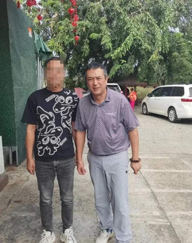 张嘉益海南偶遇照引热议，身体状况引关注