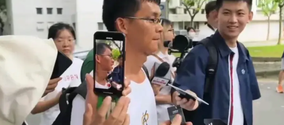 天哪，唐尚珺可谓达到人生的巅峰了。

他在华南师范大学报到的第一天，各大媒体都前