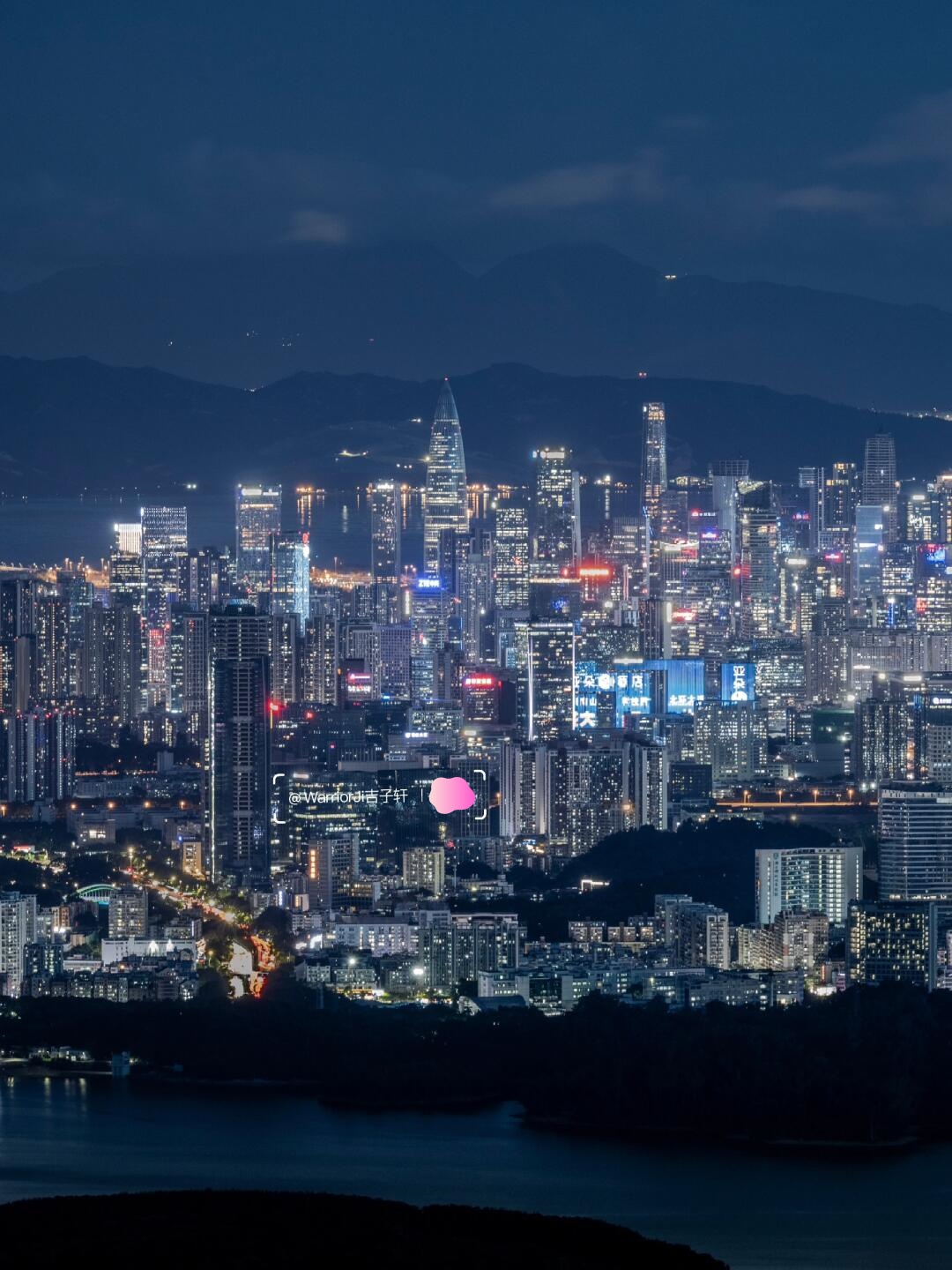 工作日时深圳南山的纯享内透夜景