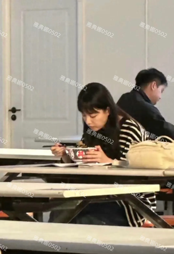 倪妮的美貌被高估了，她最近在哈尔滨大学校园里拍戏，本人五官比较寡淡并不是很惊艳，
