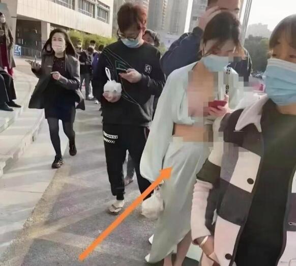 真搞不懂，这种穿着，就出门了？！够大胆够张扬……