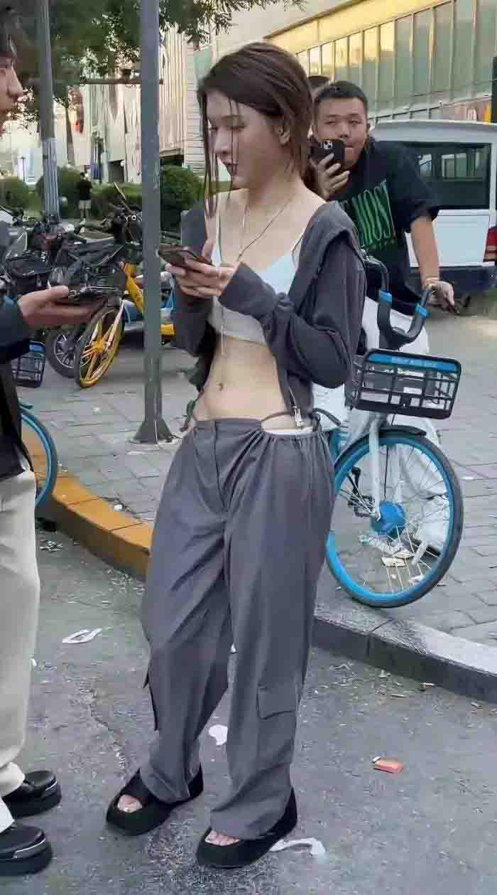 这种裤子都敢穿出街，让人不得不佩服这个女人的心真大。 这种裤子应该叫做露胯裤吧，