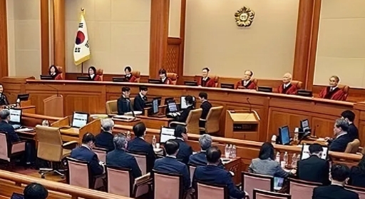 18日下午韩国宪法法院代理院长文炯培在涉及尹大总统弹劾案第九次法庭辩论一开始就宣