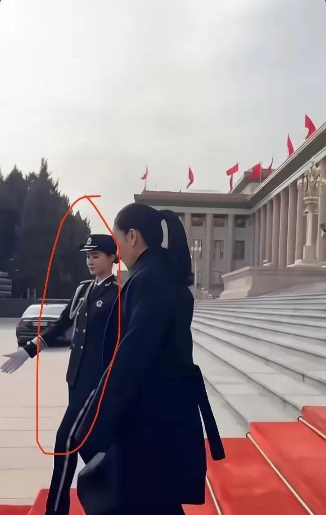 你注意到没有？最近泰国总理佩通坦访问我国时，他身边总会出现一位气质极佳、英姿飒爽