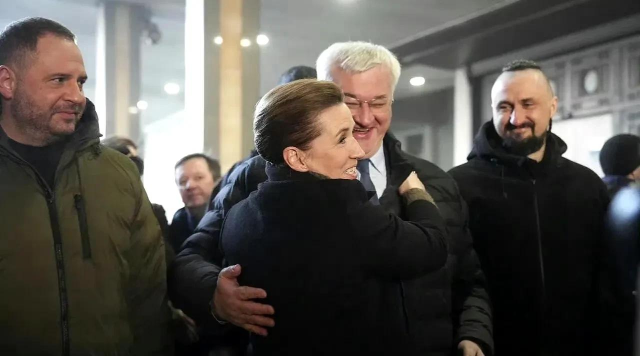 今天抵达基辅的丹麦首相梅特·弗雷德里克森称，“和平比战争更危险”，对乌克兰来说，