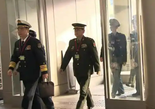 解放军串门，日本懵了！

东战区这次访日，太炸裂！直接去自卫队家里喝茶，这谁顶得