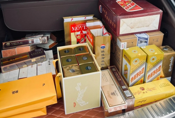 一场拜年看清人间冷暖！

我叔叔是县教育局局长，去年底退休。以前去他家拜年，每天