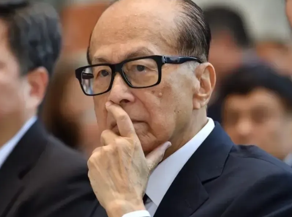 李嘉诚这次抛售北京楼盘，简直就是在告诉大家：大风大浪来临了！

1：他的举动不再
