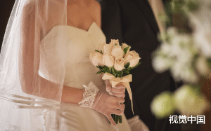 老婆生日当晚被我抓包，她却生气地怪我太小气了！