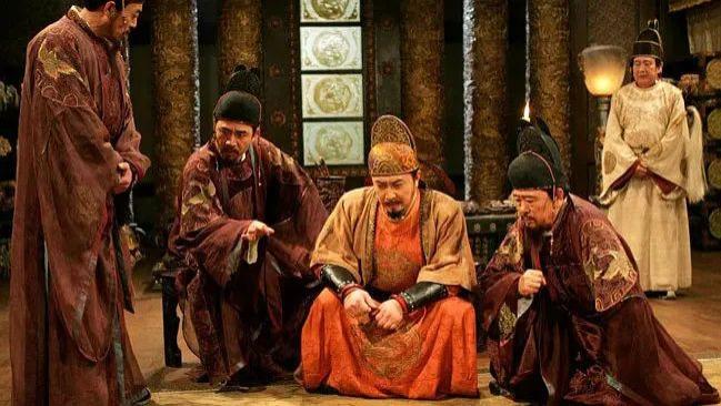 唐太宗东征高句丽时，一人举报房玄龄谋反，皇帝大怒：拖出去斩了