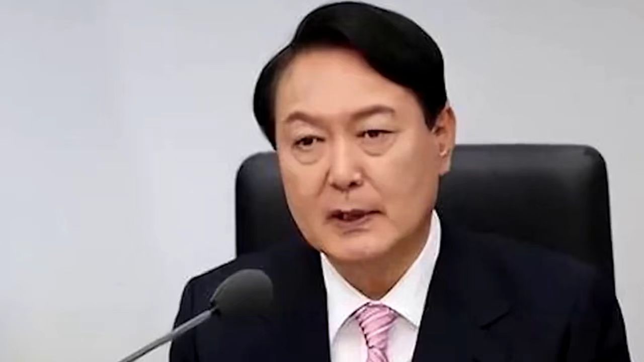 他敢吗？尹锡悦军事政变失败，把幕后大哥供出来可能还有一线生机。
 
当地时间12