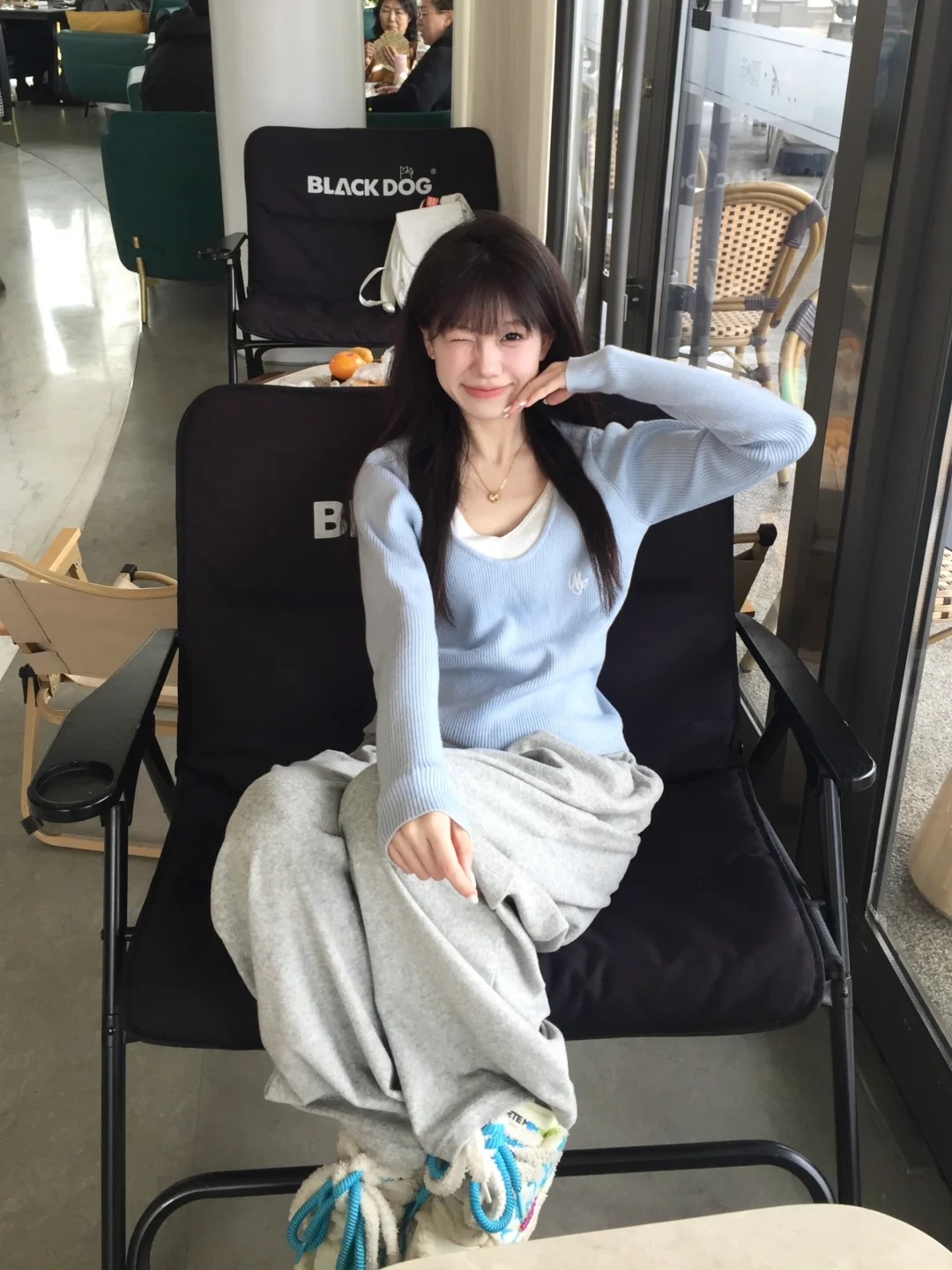 存一些拍照姿势
乖乖坐着也好出片:D