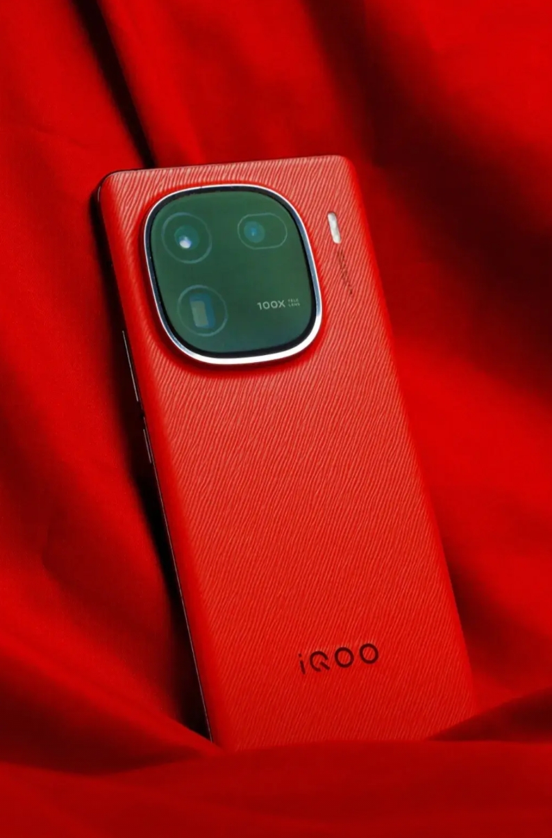 iQOO 13 已经上线，但未来的 iQOO 数字旗舰机型似乎会有个大变化！
