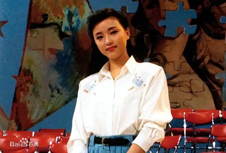 1990年，杨澜参加《正大综艺》面试时，考官问她：“如果节目需要，让你穿比基尼主