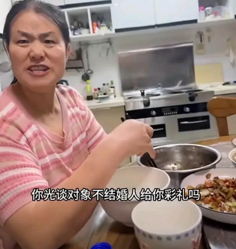 妈妈催二婚离异的女儿，不能总是处对象不结婚，结婚可以继续要彩礼，给弟弟们娶媳妇用