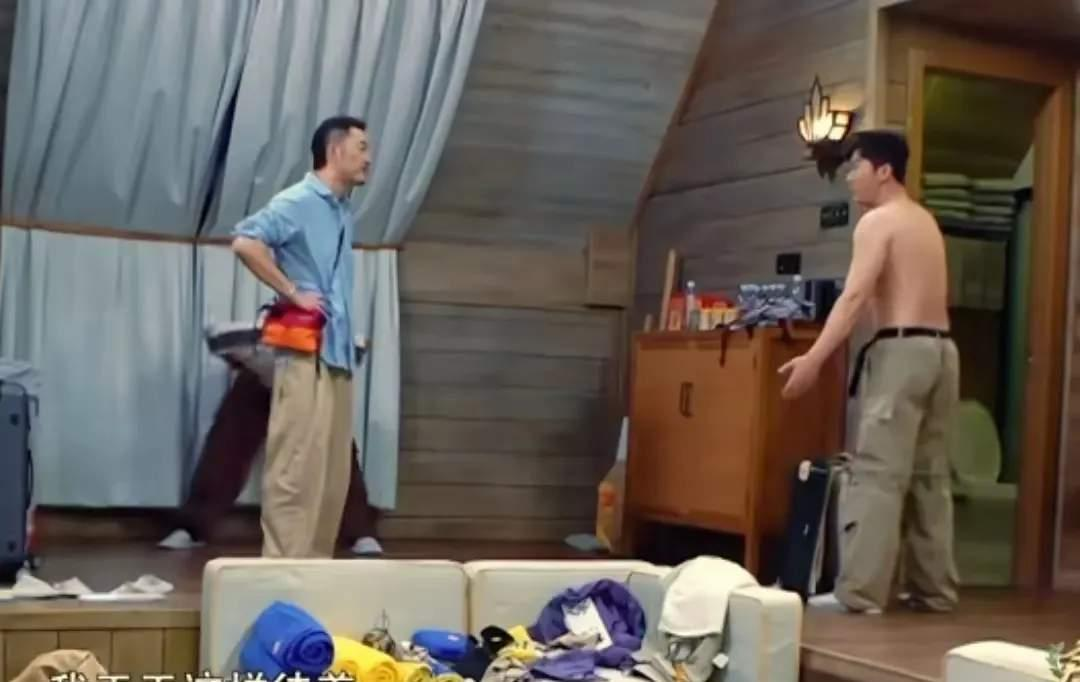 李晨现在也是中年油腻一身窝囊肉了。
李晨，曾经的年少成名，如今却似乎陷入了中年男