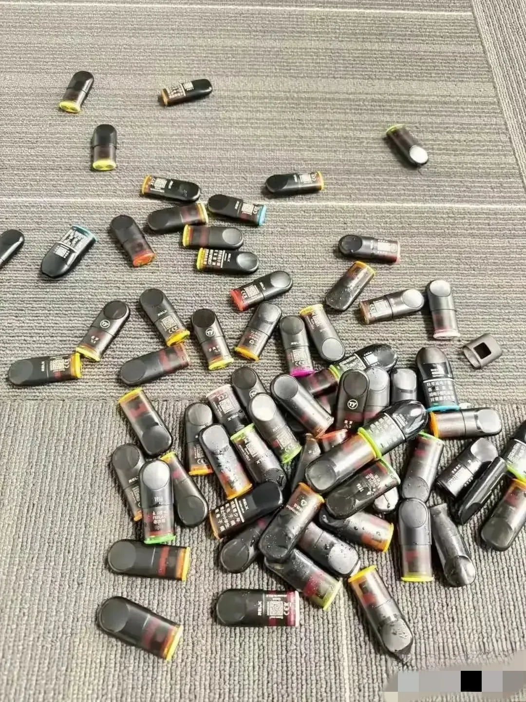 网友:
女儿房里发现的怪东西，很好奇这是什么，可又不想特意问她，有认识的吗？[w