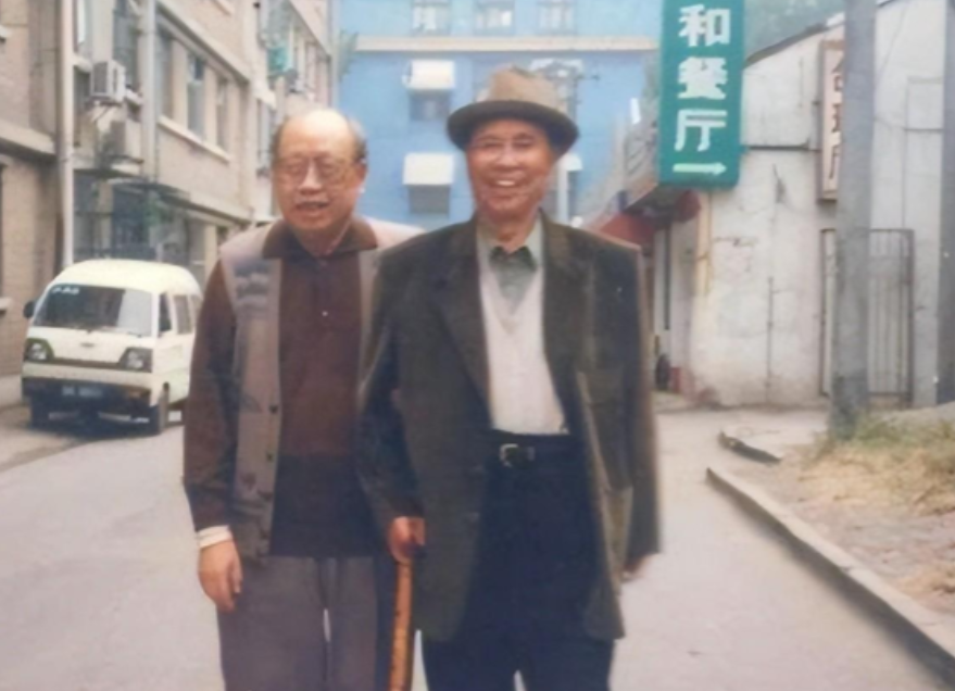 这张老照片拍摄于上世纪九十年代初，这两个老人，1955年都被授予了中将军衔，左边
